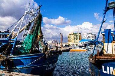 Limasol, Kıbrıs - 17 Aralık 2021 Limasol Marina 'daki balıkçı teknesi ve Kıbrıs Rum Kesimi' ndeki koronavirüs salgını sırasında balıkçılık faaliyetleri büyük ölçüde azaldı.
