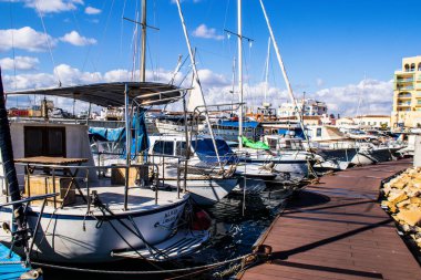 Limasol, Kıbrıs - 17 Aralık 2021 Limasol Marina 'da demirli tekne, özellikle kış döneminde ve Coronavirus salgını sırasında yat sahiplerine modern konfor ve kolaylık sağlıyor.