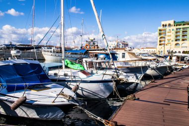 Limasol, Kıbrıs - 17 Aralık 2021 Limasol Marina 'da demirli tekne, özellikle kış döneminde ve Coronavirus salgını sırasında yat sahiplerine modern konfor ve kolaylık sağlıyor.