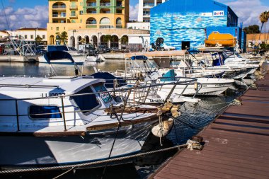 Limasol, Kıbrıs - 17 Aralık 2021 Limasol Marina 'da demirli tekne, özellikle kış döneminde ve Coronavirus salgını sırasında yat sahiplerine modern konfor ve kolaylık sağlıyor.