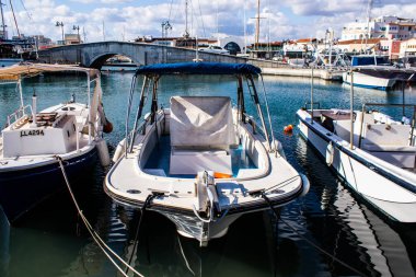 Limasol, Kıbrıs - 17 Aralık 2021 Limasol Marina 'da demirli tekne, özellikle kış döneminde ve Coronavirus salgını sırasında yat sahiplerine modern konfor ve kolaylık sağlıyor.