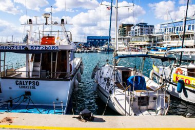 Limasol, Kıbrıs - 17 Aralık 2021 Limasol Marina 'da demirli tekne, özellikle kış döneminde ve Coronavirus salgını sırasında yat sahiplerine modern konfor ve kolaylık sağlıyor.