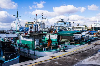 Limasol, Kıbrıs - 17 Aralık 2021 Limasol Marina 'da demirli tekne, özellikle kış döneminde ve Coronavirus salgını sırasında yat sahiplerine modern konfor ve kolaylık sağlıyor.