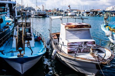 Limasol, Kıbrıs - 17 Aralık 2021 Limasol Marina 'da demirli tekne, özellikle kış döneminde ve Coronavirus salgını sırasında yat sahiplerine modern konfor ve kolaylık sağlıyor.