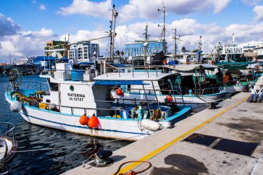 Limasol, Kıbrıs - 17 Aralık 2021 Limasol Marina 'da demirli tekne, özellikle kış döneminde ve Coronavirus salgını sırasında yat sahiplerine modern konfor ve kolaylık sağlıyor.