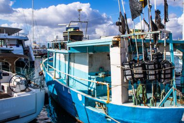 Limasol, Kıbrıs - 17 Aralık 2021 Limasol Marina 'da demirli tekne, özellikle kış döneminde ve Coronavirus salgını sırasında yat sahiplerine modern konfor ve kolaylık sağlıyor.