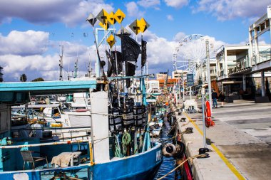 Limasol, Kıbrıs - 17 Aralık 2021 Limasol Marina 'da demirli tekne, özellikle kış döneminde ve Coronavirus salgını sırasında yat sahiplerine modern konfor ve kolaylık sağlıyor.