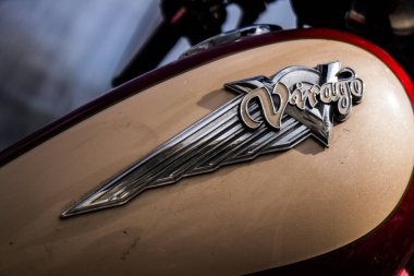 Limasol, Kıbrıs - 17 Aralık 2021 Limasol şehir merkezindeki bir otoparka park etmiş Yamaha Virago motorsikletinin mekaniğinin kapatılması