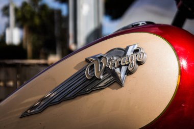 Limasol, Kıbrıs - 17 Aralık 2021 Limasol şehir merkezindeki bir otoparka park etmiş Yamaha Virago motorsikletinin mekaniğinin kapatılması