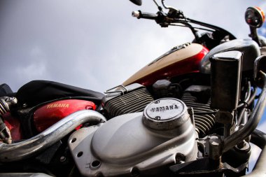 Limasol, Kıbrıs - 17 Aralık 2021 Limasol şehir merkezindeki bir otoparka park etmiş Yamaha Virago motorsikletinin mekaniğinin kapatılması