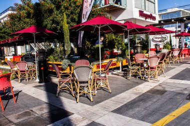 Limasol, Kıbrıs - 17 Aralık 2021 Kıbrıs Rum Kesimi 'nin göbeğindeki şehir manzarası, binaların mimarisi ve modern şehrin caddeleri