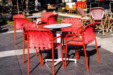 Limasol, Kıbrıs - 17 Aralık 2021 Kıbrıs Rum Kesimi 'nin göbeğindeki şehir manzarası, binaların mimarisi ve modern şehrin caddeleri