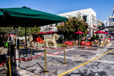 Limasol, Kıbrıs - 17 Aralık 2021 Kıbrıs Rum Kesimi 'nin göbeğindeki şehir manzarası, binaların mimarisi ve modern şehrin caddeleri