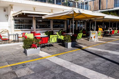 Limasol, Kıbrıs - 17 Aralık 2021 Kıbrıs Rum Kesimi 'nin göbeğindeki şehir manzarası, binaların mimarisi ve modern şehrin caddeleri