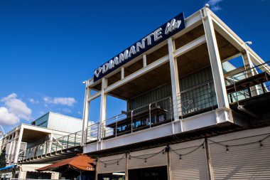 Limasol, Kıbrıs - 17 Aralık 2021 Kıbrıs Rum Kesimi 'nin göbeğindeki şehir manzarası, binaların mimarisi ve modern şehrin caddeleri