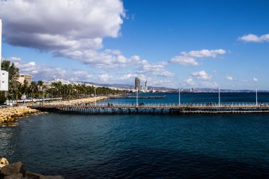 Limasol, Kıbrıs - 17 Aralık 2021 Kıbrıs Rum Kesimi 'nin göbeğindeki şehir manzarası, binaların mimarisi ve modern şehrin caddeleri