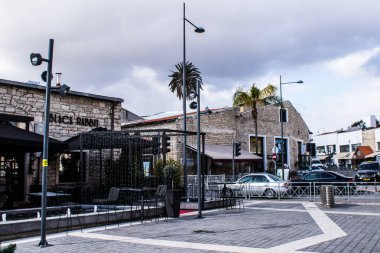 Limasol, Kıbrıs - 17 Aralık 2021 Kıbrıs Rum Kesimi 'nin göbeğindeki şehir manzarası, binaların mimarisi ve modern şehrin caddeleri