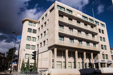 Limasol, Kıbrıs - 17 Aralık 2021 Kıbrıs Rum Kesimi 'nin göbeğindeki şehir manzarası, binaların mimarisi ve modern şehrin caddeleri