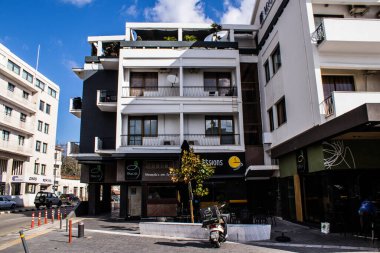 Limasol, Kıbrıs - 17 Aralık 2021 Kıbrıs Rum Kesimi 'nin göbeğindeki şehir manzarası, binaların mimarisi ve modern şehrin caddeleri