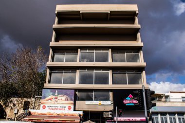 Limasol, Kıbrıs - 17 Aralık 2021 Kıbrıs Rum Kesimi 'nin göbeğindeki şehir manzarası, binaların mimarisi ve modern şehrin caddeleri