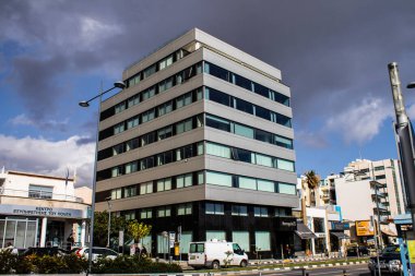 Limasol, Kıbrıs - 17 Aralık 2021 Kıbrıs Rum Kesimi 'nin göbeğindeki şehir manzarası, binaların mimarisi ve modern şehrin caddeleri