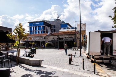 Limasol, Kıbrıs - 17 Aralık 2021 Kıbrıs Rum Kesimi 'nin göbeğindeki şehir manzarası, binaların mimarisi ve modern şehrin caddeleri