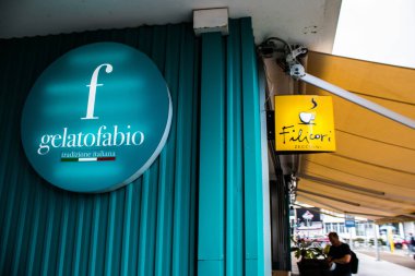 Limasol, Kıbrıs - 17 Aralık 2021 Kıbrıs Rum Kesimi 'nin göbeğindeki şehir manzarası, binaların mimarisi ve modern şehrin caddeleri