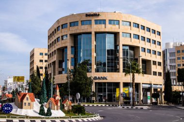 Limasol, Kıbrıs - 17 Aralık 2021 Kıbrıs Rum Kesimi 'nin göbeğindeki şehir manzarası, binaların mimarisi ve modern şehrin caddeleri