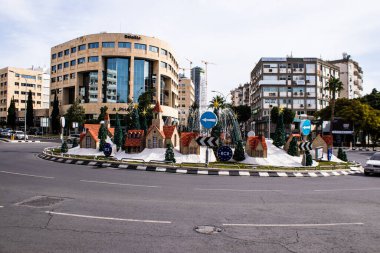 Limasol, Kıbrıs - 17 Aralık 2021 Kıbrıs Rum Kesimi 'nin göbeğindeki şehir manzarası, binaların mimarisi ve modern şehrin caddeleri