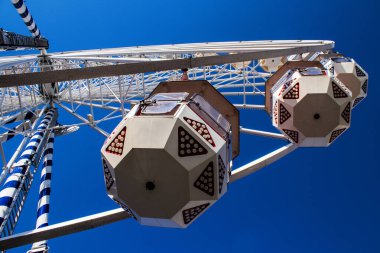 Limasol, Kıbrıs - 17 Aralık 2021 Şenlikli Noel eğlence parkı, süslü süslemeler, gençler ve yaşlılar için en modern oyunlar ve Limasol 'daki Eski Liman bölgesinde düzinelerce eğlence etkinlikleri