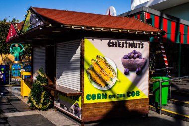 Limasol, Kıbrıs - 17 Aralık 2021 Şenlikli Noel eğlence parkı, süslü süslemeler, gençler ve yaşlılar için en modern oyunlar ve Limasol 'daki Eski Liman bölgesinde düzinelerce eğlence etkinlikleri