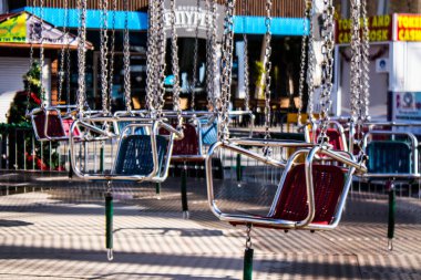 Limasol, Kıbrıs - 17 Aralık 2021 Şenlikli Noel eğlence parkı, süslü süslemeler, gençler ve yaşlılar için en modern oyunlar ve Limasol 'daki Eski Liman bölgesinde düzinelerce eğlence etkinlikleri