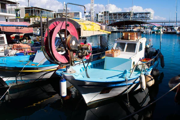 Limasol, Kıbrıs - 17 Aralık 2021 Limasol Marina 'daki balıkçı teknesi ve Kıbrıs Rum Kesimi' ndeki koronavirüs salgını sırasında balıkçılık faaliyetleri büyük ölçüde azaldı.