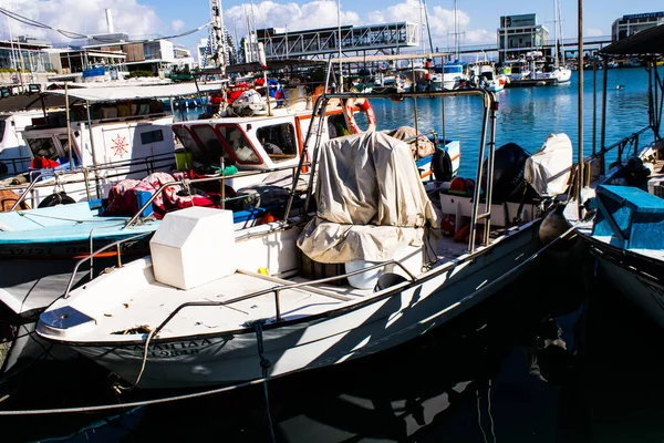 Limasol, Kıbrıs - 17 Aralık 2021 Limasol Marina 'daki balıkçı teknesi ve Kıbrıs Rum Kesimi' ndeki koronavirüs salgını sırasında balıkçılık faaliyetleri büyük ölçüde azaldı.