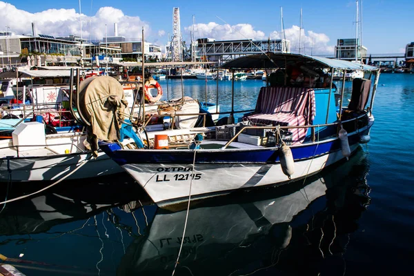 Limassol Cyprus December 2021 Vissersboot Afgemeerd Jachthaven Van Limassol Tijdens — Stockfoto