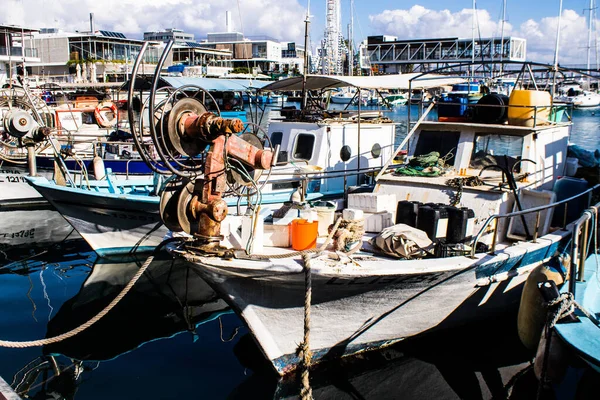 キプロスのリマソル 2021年12月17日冬の間にリマソルマリーナで係留され キプロスを襲うコロナウイルスの流行により この時点で漁業活動が大幅に削減されます — ストック写真