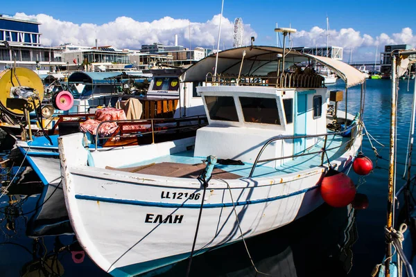 Limassol Chypre Décembre 2021 Bateau Pêche Amarré Marina Limassol Pendant — Photo
