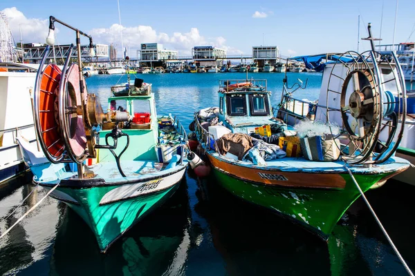 Limasol, Kıbrıs - 17 Aralık 2021 Limasol Marina 'daki balıkçı teknesi ve Kıbrıs Rum Kesimi' ndeki koronavirüs salgını sırasında balıkçılık faaliyetleri büyük ölçüde azaldı.