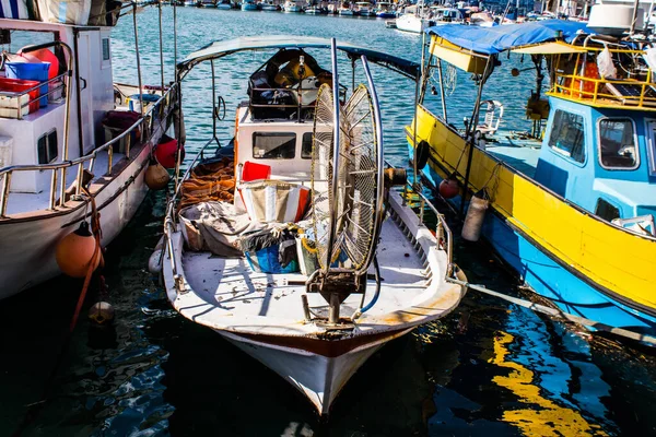 Λεμεσός Κύπρος Δεκεμβρίου 2021 Αλιευτικό Σκάφος Αγκυροβολημένο Στη Μαρίνα Λεμεσού — Φωτογραφία Αρχείου