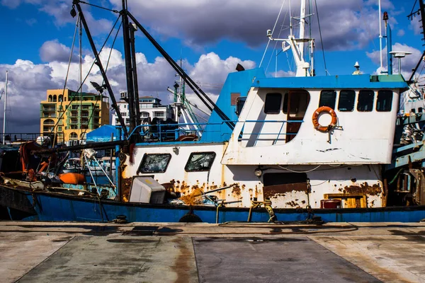 Limasol, Kıbrıs - 17 Aralık 2021 Limasol Marina 'daki balıkçı teknesi ve Kıbrıs Rum Kesimi' ndeki koronavirüs salgını sırasında balıkçılık faaliyetleri büyük ölçüde azaldı.