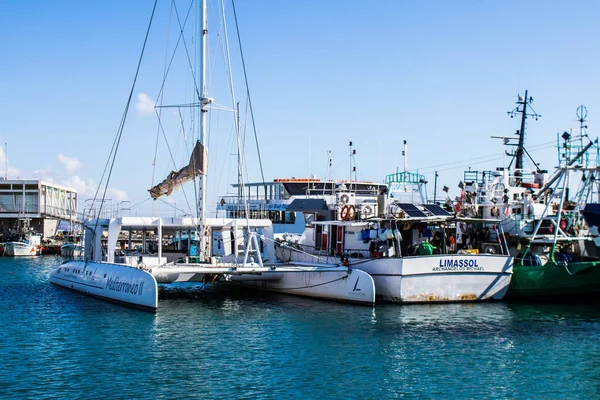 Limasol, Kıbrıs - 17 Aralık 2021 Limasol Marina 'da demirli tekne, özellikle kış döneminde ve Coronavirus salgını sırasında yat sahiplerine modern konfor ve kolaylık sağlıyor.