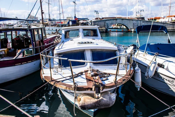 Лимассол Кипр Декабря 2021 Года Лодка Пришвартована Лимассоле Марина Обеспечивает — стоковое фото