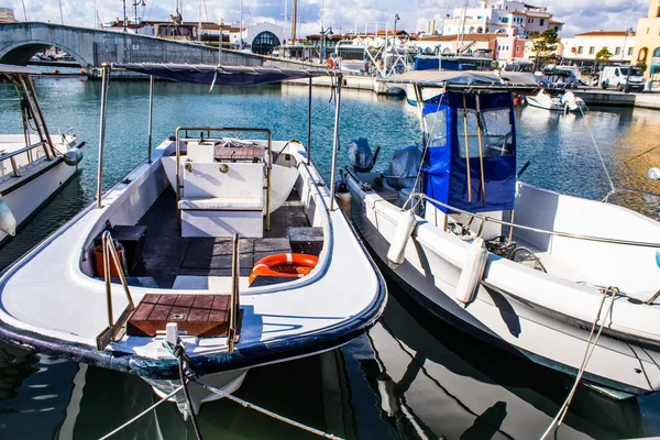 Limasol, Kıbrıs - 17 Aralık 2021 Limasol Marina 'da demirli tekne, özellikle kış döneminde ve Coronavirus salgını sırasında yat sahiplerine modern konfor ve kolaylık sağlıyor.