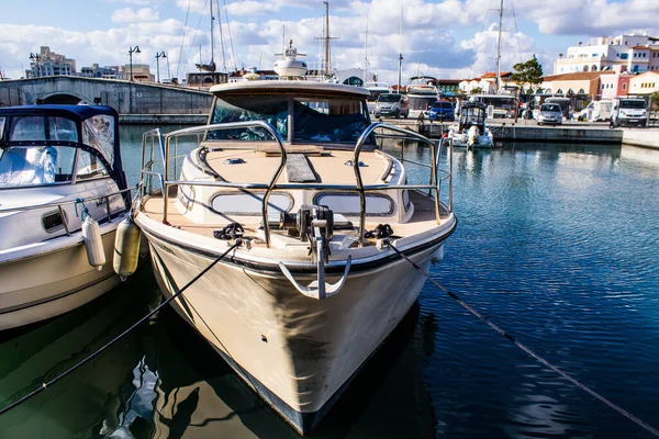 Limasol, Kıbrıs - 17 Aralık 2021 Limasol Marina 'da demirli tekne, özellikle kış döneminde ve Coronavirus salgını sırasında yat sahiplerine modern konfor ve kolaylık sağlıyor.