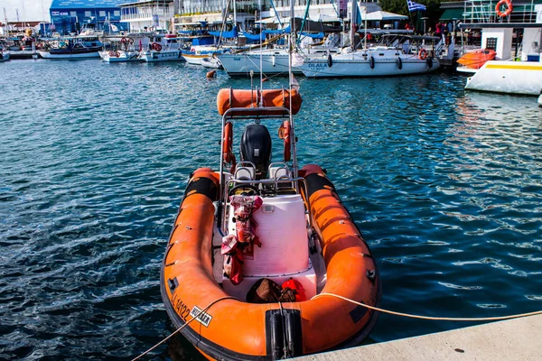 Limasol, Kıbrıs - 17 Aralık 2021 Limasol Marina 'da demirli tekne, özellikle kış döneminde ve Coronavirus salgını sırasında yat sahiplerine modern konfor ve kolaylık sağlıyor.