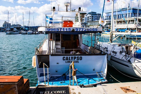 Limasol, Kıbrıs - 17 Aralık 2021 Limasol Marina 'da demirli tekne, özellikle kış döneminde ve Coronavirus salgını sırasında yat sahiplerine modern konfor ve kolaylık sağlıyor.