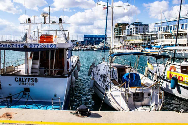 Limasol, Kıbrıs - 17 Aralık 2021 Limasol Marina 'da demirli tekne, özellikle kış döneminde ve Coronavirus salgını sırasında yat sahiplerine modern konfor ve kolaylık sağlıyor.