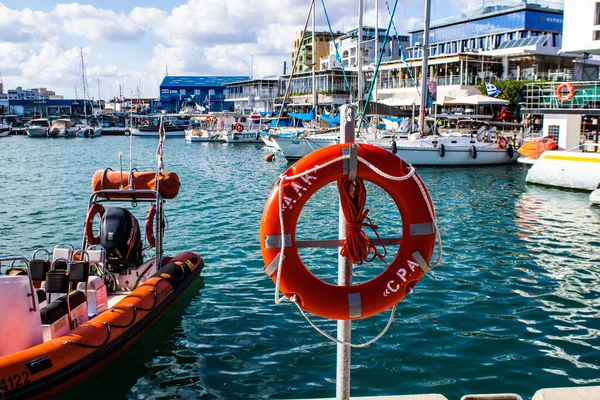 Limasol, Kıbrıs - 17 Aralık 2021 Limasol Marina 'da demirli tekne, özellikle kış döneminde ve Coronavirus salgını sırasında yat sahiplerine modern konfor ve kolaylık sağlıyor.