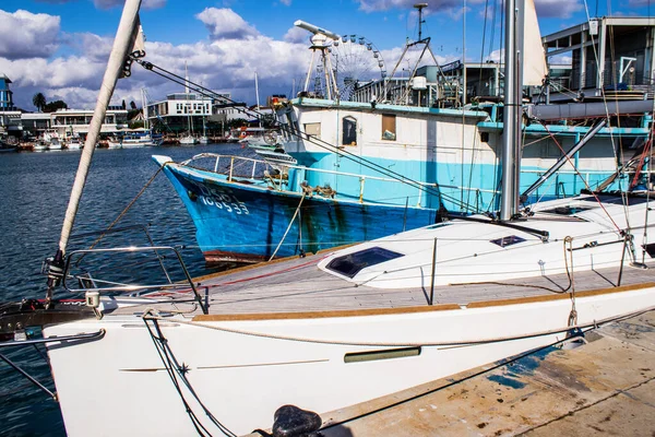 Limassol Cipro Dicembre 2021 Barca Ormeggiata Limassol Marina Che Offre — Foto Stock