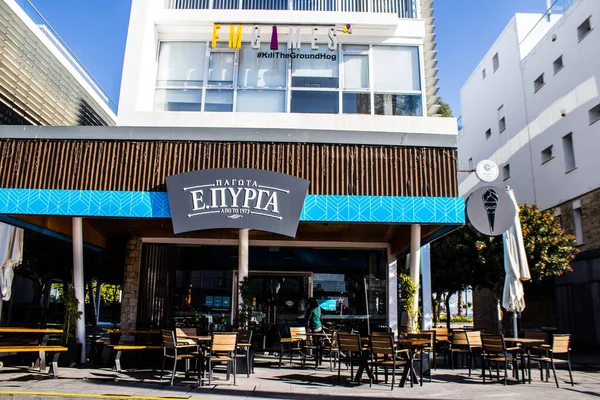 Limasol, Kıbrıs - 17 Aralık 2021 Kıbrıs Rum Kesimi 'nin göbeğindeki şehir manzarası, binaların mimarisi ve modern şehrin caddeleri